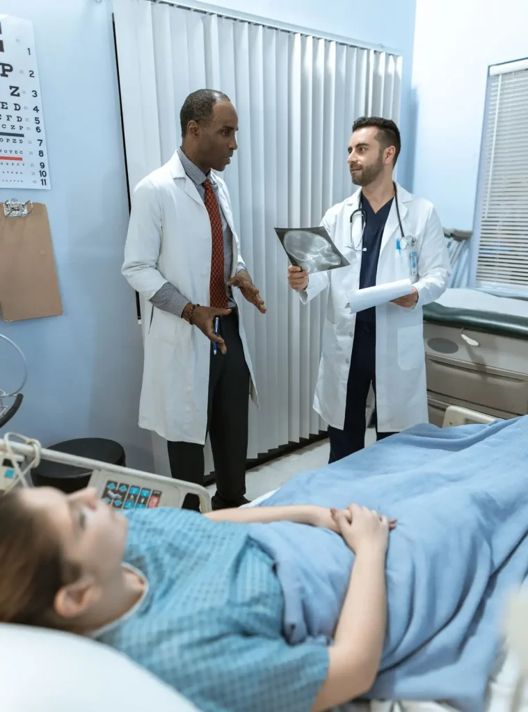 Doctors at the bedside of a hospitalised patient, the confinement fixed indemnity health insurance pays a daily benefit for