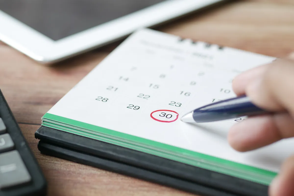 Desk calendar with a deadline circled, showing when does health insurance open enrollment start and end