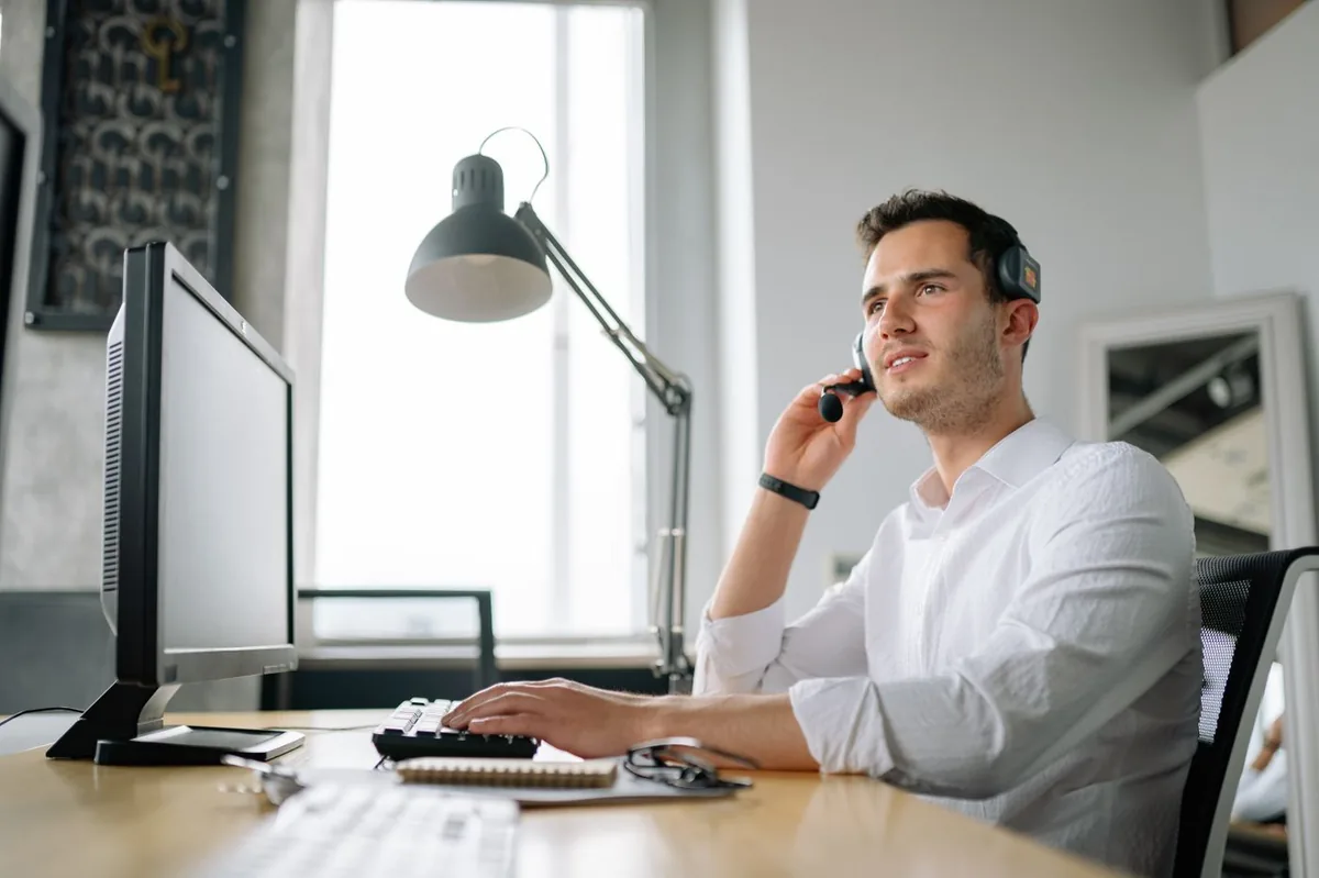 local health insurance broker on a call helping a Texas client compare plans